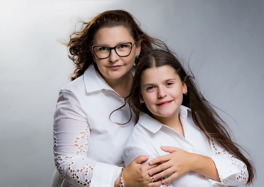 sesja rodzinna w STUDIO-S Fotografia Rodzinna, mama przytula córkę, portret w ciepłym i naturalnym stylu zdjęcie mamy z córką